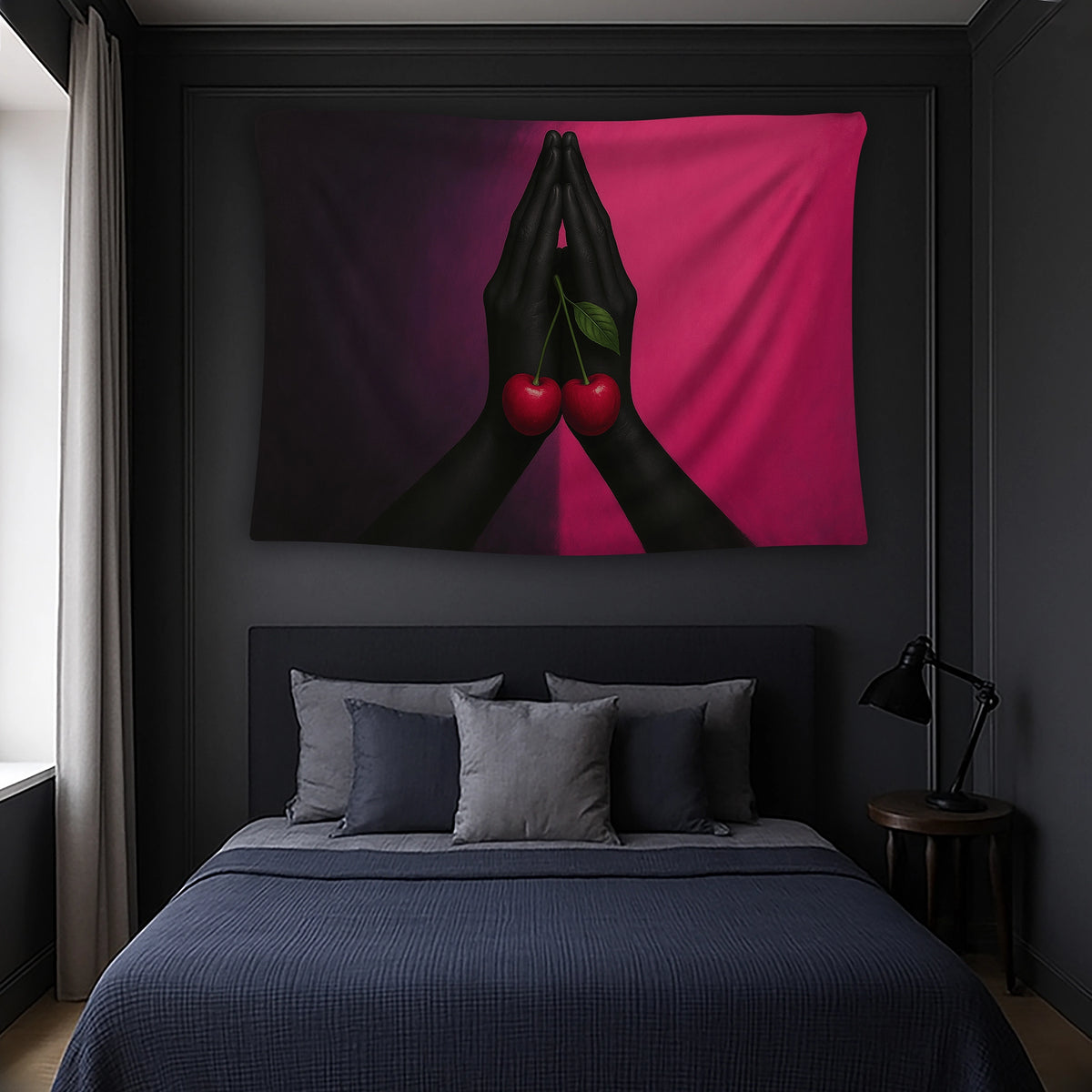 Merkezde yukarı doğru birleşen siyah el siluetleri ve canlı kırmızı kiraz detayıyla hazırlanan duvar örtüsü, güçlü kontrastlı pembe fonla birlikte pop art ve çağdaş illüstratif stili yansıtır; genç odası ve stüdyo alanlarında dikkat çekici bir görsel etki oluşturur.