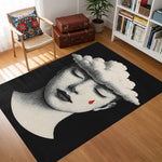 Figüratif desenli dikdörtgen halı modeli; kapalı gözlü kadın yüzü illüstrasyonu, nokta dokulu çizim tekniğiyle işlenmiştir. Baş bölgesinde beyaz bulut figürü yer alırken, yanakta kırmızı gözyaşı vurgusu güçlü bir odak noktası oluşturur.
