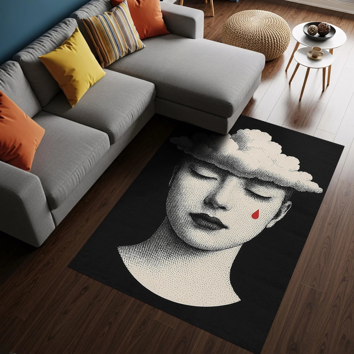 Dikdörtgen formda tasarlanmış sanatsal halı, siyah zemin üzerinde yer alan kadın portresi figürüyle öne çıkar. Noktalama tekniğiyle oluşturulmuş yüz ifadesi sakin ve melankoliktir. Alın kısmında bulut formu, yanakta tek kırmızı damla detayı bulunur.
