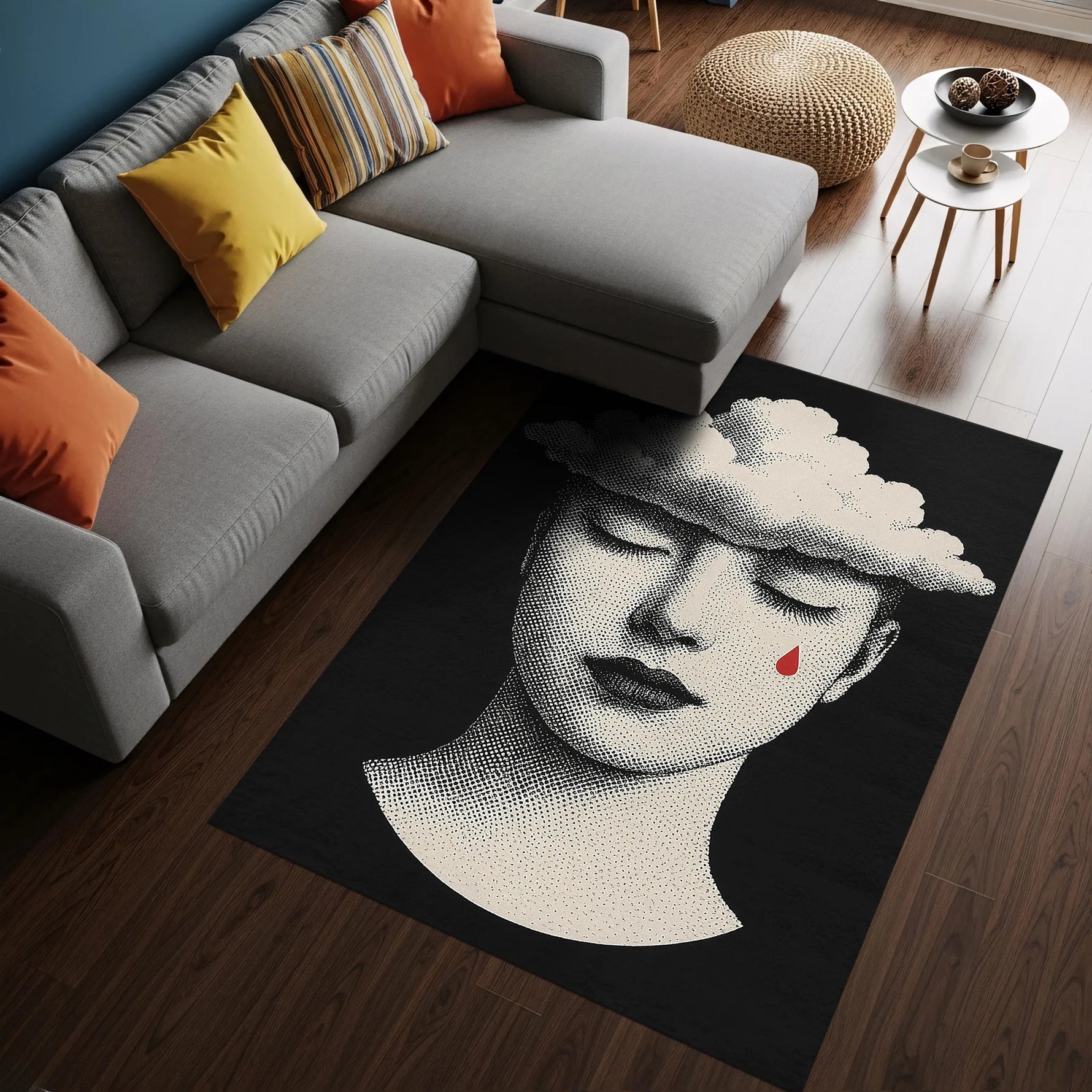 Dikdörtgen formda tasarlanmış sanatsal halı, siyah zemin üzerinde yer alan kadın portresi figürüyle öne çıkar. Noktalama tekniğiyle oluşturulmuş yüz ifadesi sakin ve melankoliktir. Alın kısmında bulut formu, yanakta tek kırmızı damla detayı bulunur.
