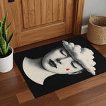 Modern sanat temalı dikdörtgen halı, siyah fon üzerinde detaylı kadın portresi içerir. Yüz figürü noktalama yöntemiyle betimlenmiş, bulut formu saç yerine konumlandırılmıştır. Kırmızı damla detayı kontrast sağlayan sanatsal bir vurgu sunar.
