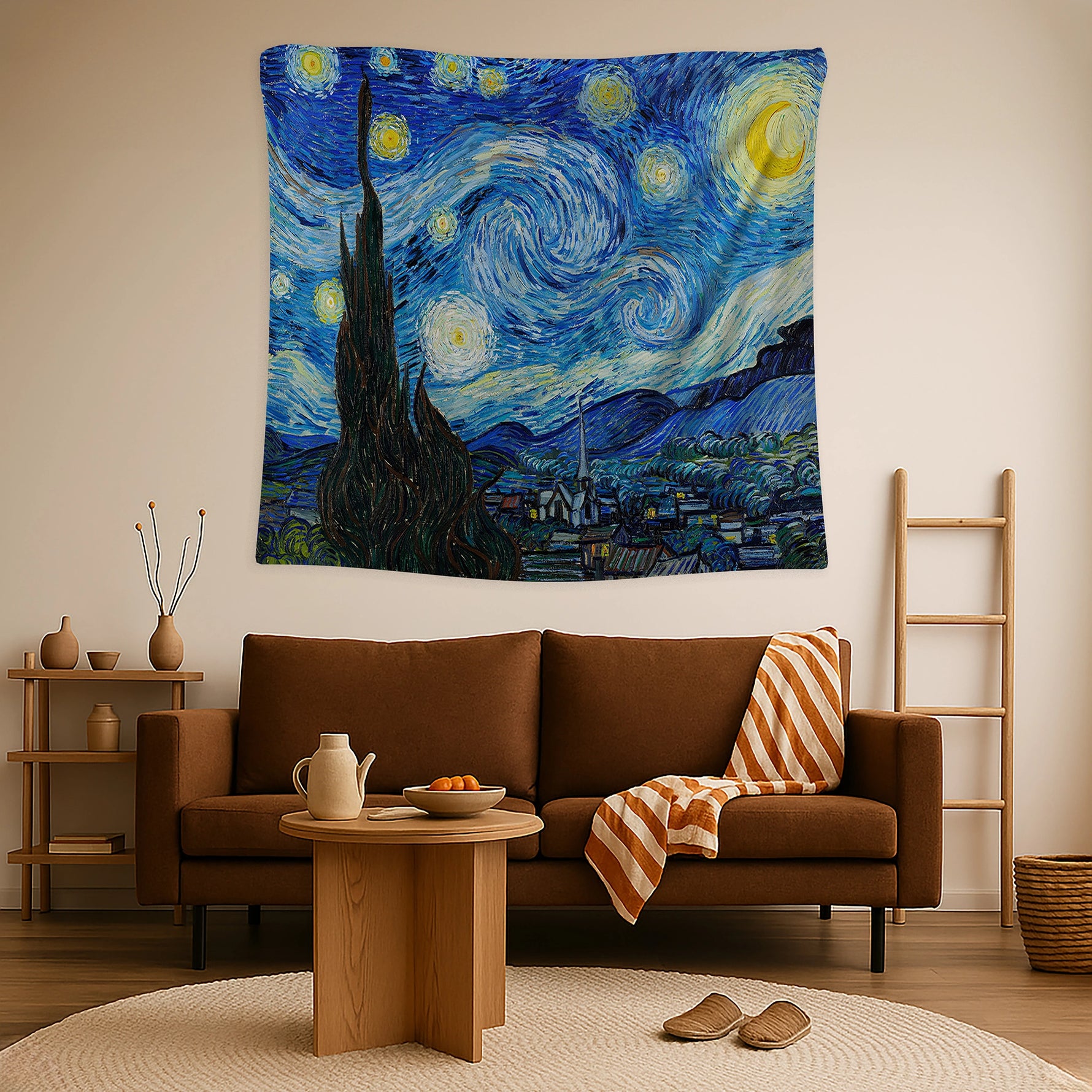 Gece gökyüzünde spiral bulutlar, parlayan yıldızlar ve sakin kasaba siluetiyle tasarlanan FabricUp duvar örtüsü, tablo etkisi yaratan estetik bir dekor sunar. Dijital baskı kalitesi renk geçişlerini güçlü ve keskin göstererek duvarda derinlik hissi kazandırır.