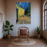 Gece yıldızlı gökyüzü altında açık hava kafesi ve taş sokak manzarasıyla tasarlanmış çerçevesiz kanvas tablo, klasik empresyonist sanat estetiğini modern dekorasyonla buluşturur. Canlı mavi ve sarı tonlar yüksek çözünürlüklü baskıyla öne çıkar, salon ve ofisler için şık bir FabricUp duvar sanatı.
