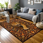 Vintage ve doğa temalı dekoratif halı tasarımı, merkezde dinamik leopar figürü ile öne çıkar. Koyu tonlu zemin üzerinde yoğun floral motifler ve detaylı desen yapısı estetik ve zengin bir görünüm oluşturur.