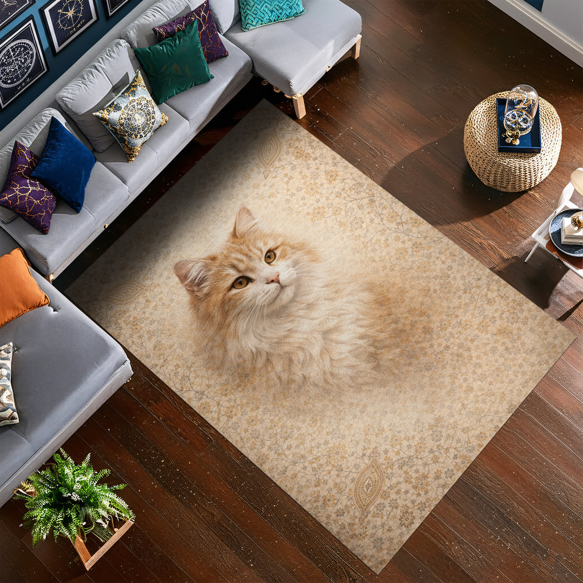 Modern ve sevimli temalı dekoratif halı tasarımı, merkezde sakin duruşa sahip kedi figürü ile öne çıkar. Açık tonlu zemin üzerinde yumuşak dokular ve minimal desen yapısı estetik bir görünüm oluşturur.