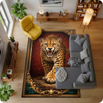 Klasik persian tarzda hazırlanmış dekoratif halı, merkezde güçlü ve detaylı leopar figürü ile dikkat çeker. Koyu zemin üzerinde konumlanan figür, simetrik ve ornamental bordürlerle dengeli görünüm sunar.