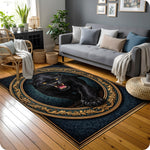 Klasik persian tarzda hazırlanmış dekoratif halı, merkezde detaylı siyah panter figürü ile öne çıkar. Yuvarlak madalyon çevresinde altın tonlu ornamental ve floral motifler dengeli bir görünüm oluşturur.