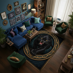 Klasik ve vintage stilde tasarlanmış dekoratif halı, merkezde detaylı işlenmiş siyah panter figürü içerir. Yuvarlak madalyon içinde yer alan figür, altın tonlu ornamental bordürlerle çevrelenmiştir.