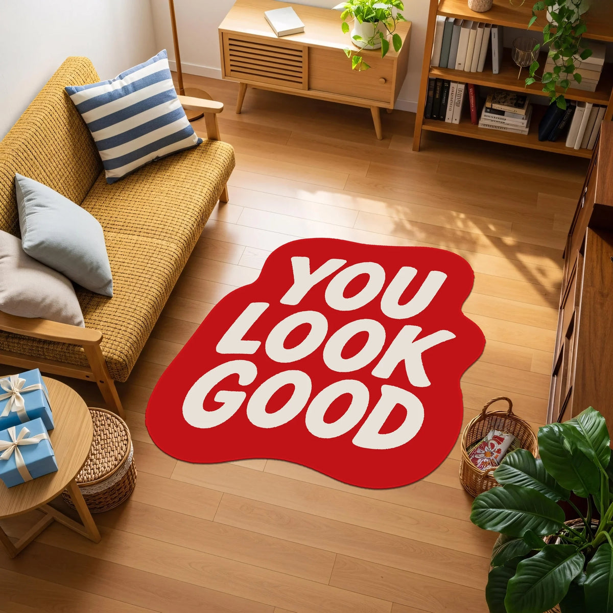Kırmızı zemin üzerine beyaz büyük harflerle “YOU LOOK GOOD” yazılı, yuvarlak organik hatlara sahip, tipografi odaklı dekoratif halı tasarımı; modern pop art stilinde, yüksek kontrastlı renk kullanımı ve net kontur yapısıyla dikkat çeken özel kesim form.
