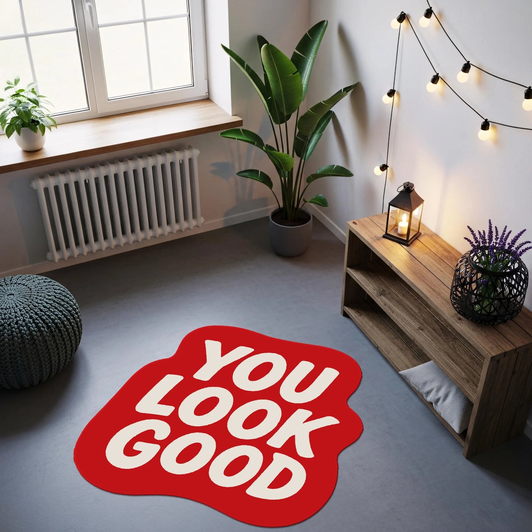 Canlı kırmızı arka plan üzerinde kalın, yuvarlak ve eğlenceli fontla yazılmış “YOU LOOK GOOD” ifadesini taşıyan, tipografik mesaj temalı, modern grafik tasarımlı, figür kesim formunda, sade ve çarpıcı görünüme sahip dekoratif halı.
