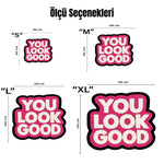 FabricUp inspirational typography rug, YOU LOOK GOOD yazılı modern pop stil, grafik sanat estetiği, sloganlı zemin tasarımı, özgüven, pozitiflik ve çağdaş yaşam tarzını yansıtan dekoratif halı.
