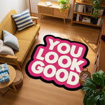 FabricUp tipografi temalı halı, YOU LOOK GOOD yazılı pop art tasarım, pozitif mesajlı modern grafik stil, pembe siyah kontrastlı dekoratif zemin halısı, motivasyon, genç odası, urban dekor, statement floor art.
