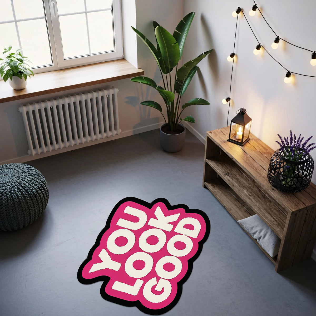 FabricUp modern yazı halısı, büyük harfli YOU LOOK GOOD sloganı, pop kültür tipografi sanatı, canlı pembe renk paleti, konturlu grafik kompozisyon, enerjik, özgüven aşılayan dekoratif halı tasarımı.
