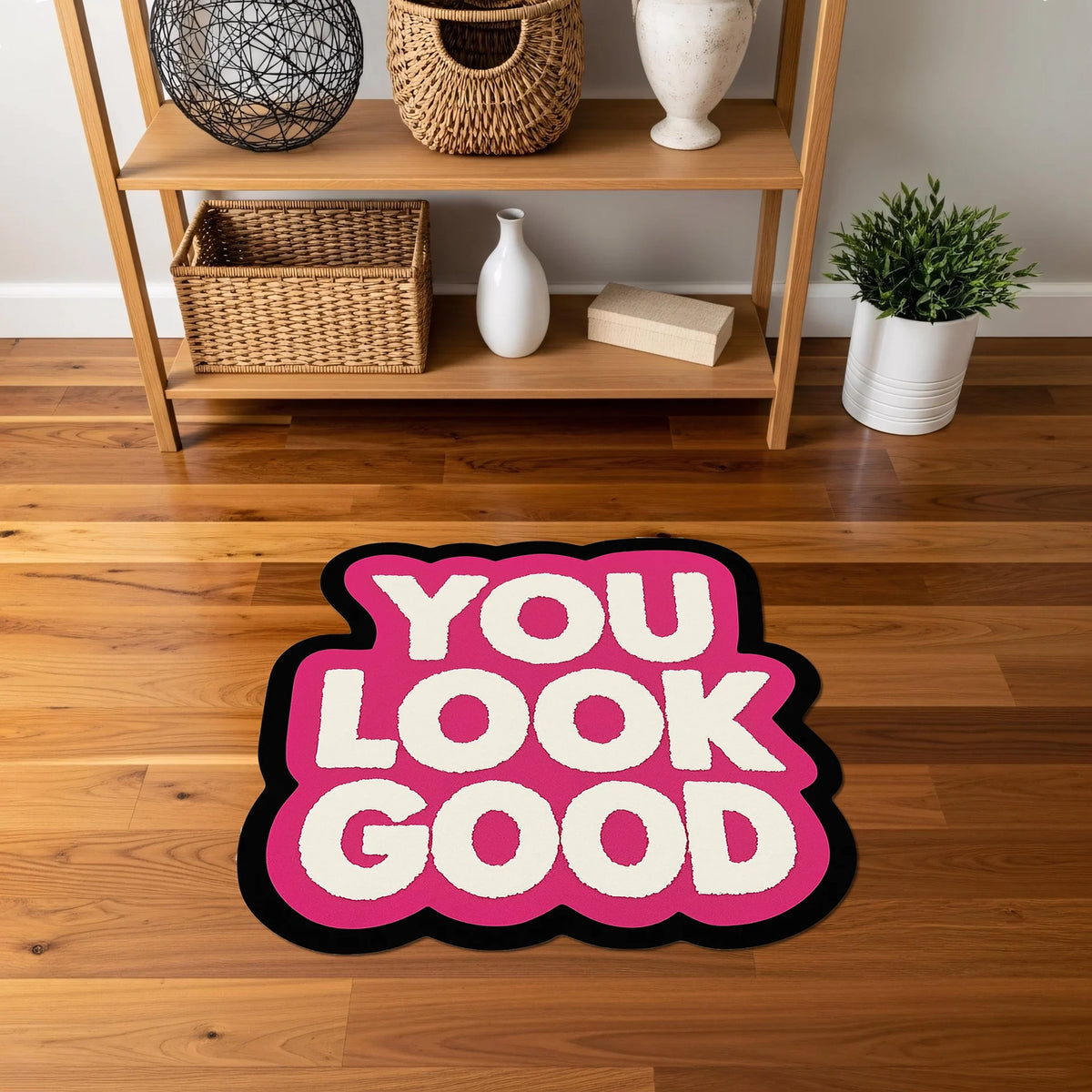 FabricUp pop art yazı halısı, pozitif mesajlı tipografik kompozisyon, modern grafik tasarım, pembe beyaz siyah renk dengesi, trend urban interior, estetik ve enerjik dekoratif halı modeli.
