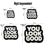 Kalın ve eğlenceli yazı karakteriyle tasarlanmış “YOU LOOK GOOD” ifadesini barındıran, siyah zeminli, beyaz yüksek okunaklı harfler ve yumuşak hatlı dış form ile oluşturulmuş, modern tipografi temalı figür kesim halı yüzeyi.
