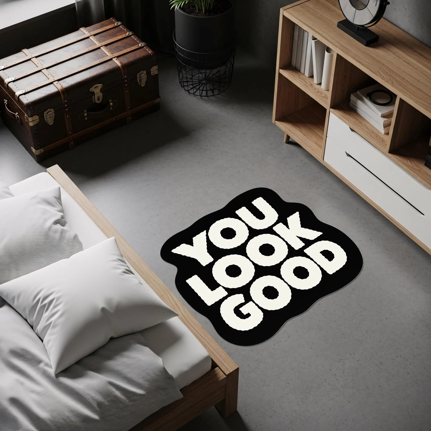 Siyah zemin üzerine kalın ve yuvarlatılmış beyaz harflerle “YOU LOOK GOOD” yazısı bulunan, organik kenar hatlarına sahip, tipografi odaklı, yüksek kontrastlı, pop art ve modern grafik stilinde tasarlanmış, figür kesim dekoratif halı yüzeyi.
