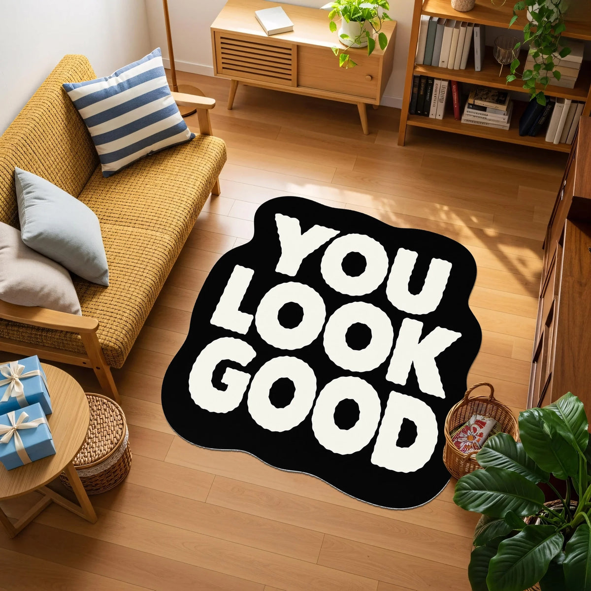 Motivasyon mesajı içeren “YOU LOOK GOOD” yazılı halı; akışkan organik form, siyah dolgu alan, beyaz kalın font, güçlü siyah-beyaz kontrastı ve sade grafik diliyle hazırlanmış, tipografik pop art kompozisyonu.
