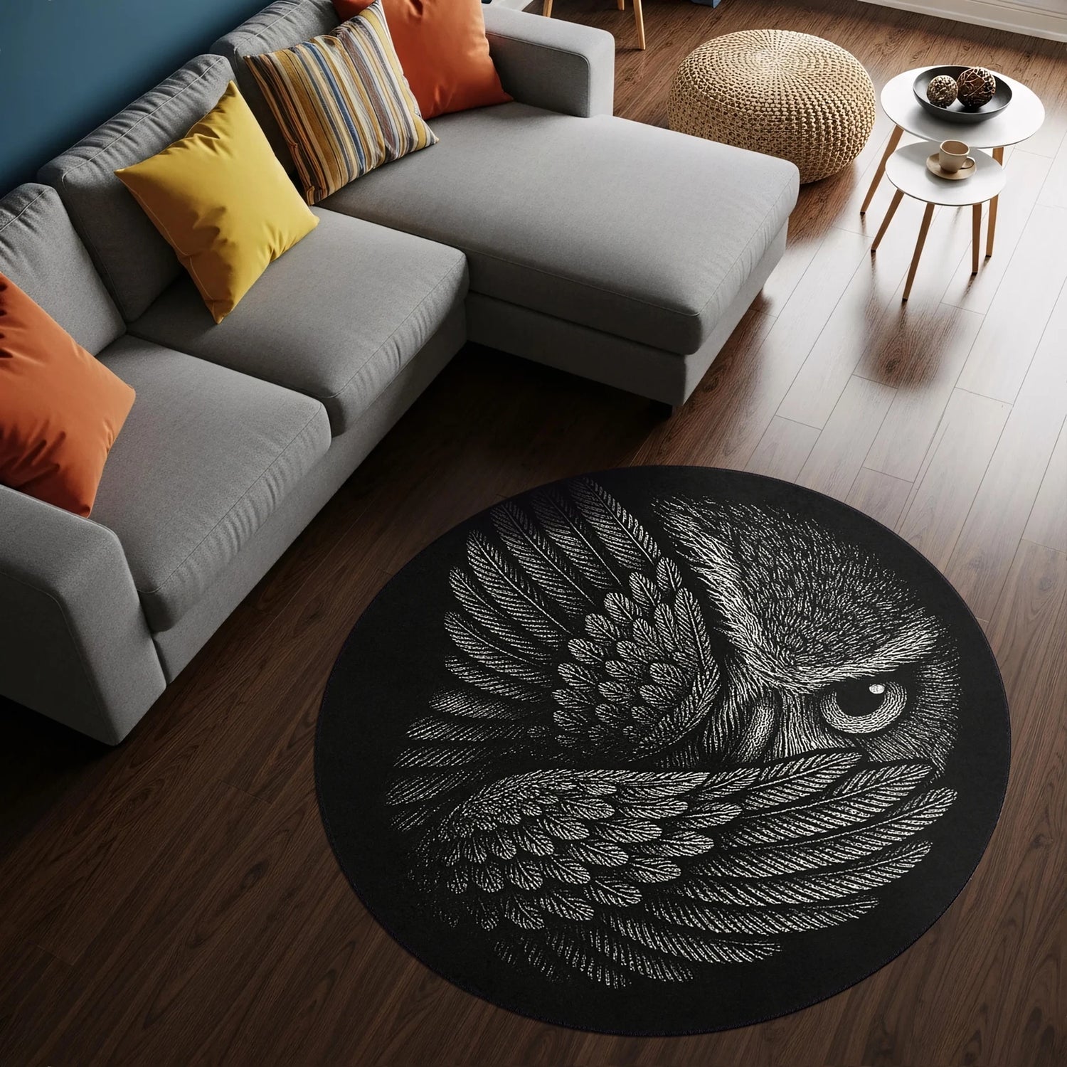 Yuvarlak formda tasarlanmış, siyah zemin üzerine işlenmiş baykuş figürlü dekoratif halı. Detaylı tüy dokuları ve güçlü bakışlı göz figürü çizgisel illüstrasyon tekniğiyle oluşturulmuştur. Kontrastlı siyah-beyaz renk yapısı modern ve sanatsal bir stil sunar.
