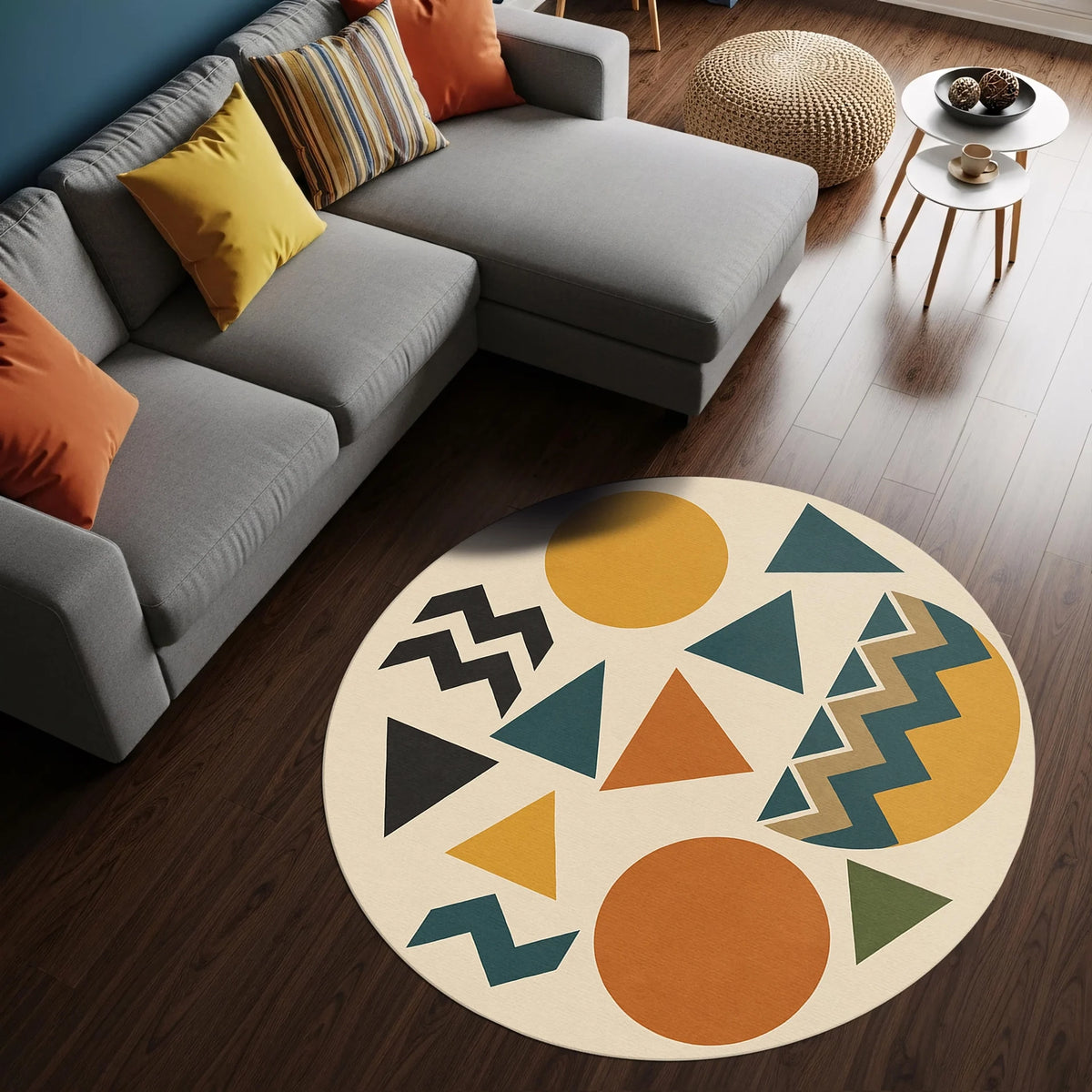 Krem fon üzerinde daire, üçgen ve zikzak desenlerinin uyumlu yerleşimiyle tasarlanmış yuvarlak geometrik dijital baskı halı, minimalist ve retro esintili renk paletiyle görsel bütünlük sunar. Yüksek çözünürlüklü baskı sayesinde şekil detayları net, kontur çizgileri keskin ve renk kontrastı dengeli görünür. Salon, ofis, genç odası ve yaratıcı çalışma alanlarında kullanılabilecek bu şık tasarım, FabricUp koleksiyonunun modern ve zamansız halılarındandır.
