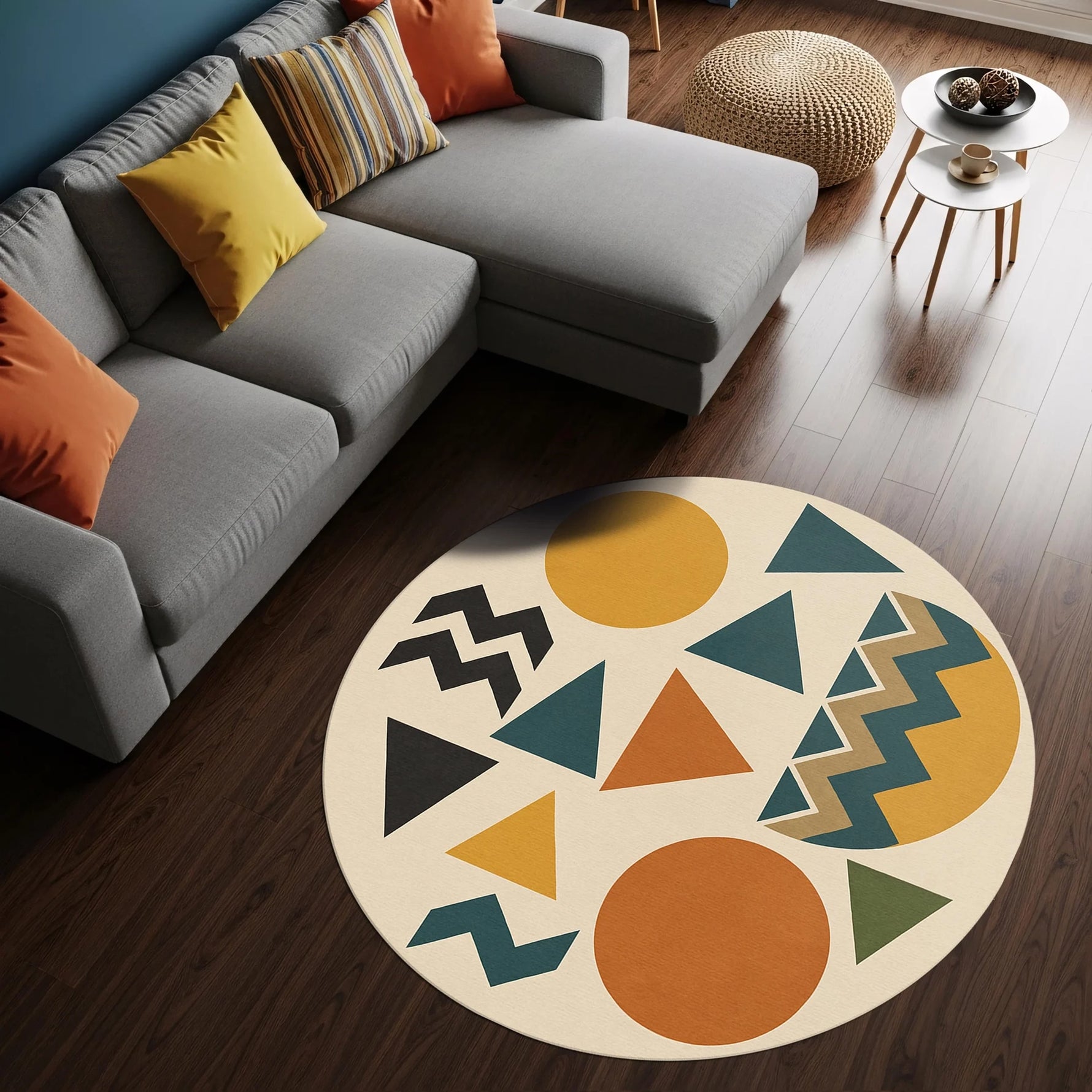 Krem fon üzerinde daire, üçgen ve zikzak desenlerinin uyumlu yerleşimiyle tasarlanmış yuvarlak geometrik dijital baskı halı, minimalist ve retro esintili renk paletiyle görsel bütünlük sunar. Yüksek çözünürlüklü baskı sayesinde şekil detayları net, kontur çizgileri keskin ve renk kontrastı dengeli görünür. Salon, ofis, genç odası ve yaratıcı çalışma alanlarında kullanılabilecek bu şık tasarım, FabricUp koleksiyonunun modern ve zamansız halılarındandır.
