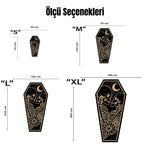 Kafatası ve iskelet figürlerinin sarmaşık ve ay sembolleriyle birleştiği bu sanatsal halı, dark gothic stil, spiritüel semboller, ölüm teması, romantik gotik estetik ve modern illüstrasyon anlayışını yansıtan özgün bir tasarımdır.
