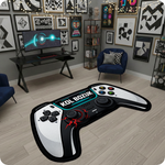 Gamer odası dekorasyonu için gamepad şeklinde özel kesim dijital baskılı halı. Siyah ve beyaz oyun konsolu figürü üzerinde beyaz harflerle "KOL BOZUK" yazısı ve kırmızı elektriklenme/arıza efekti bulunan, kaymaz tabanlı tematik oyuncu halısı.