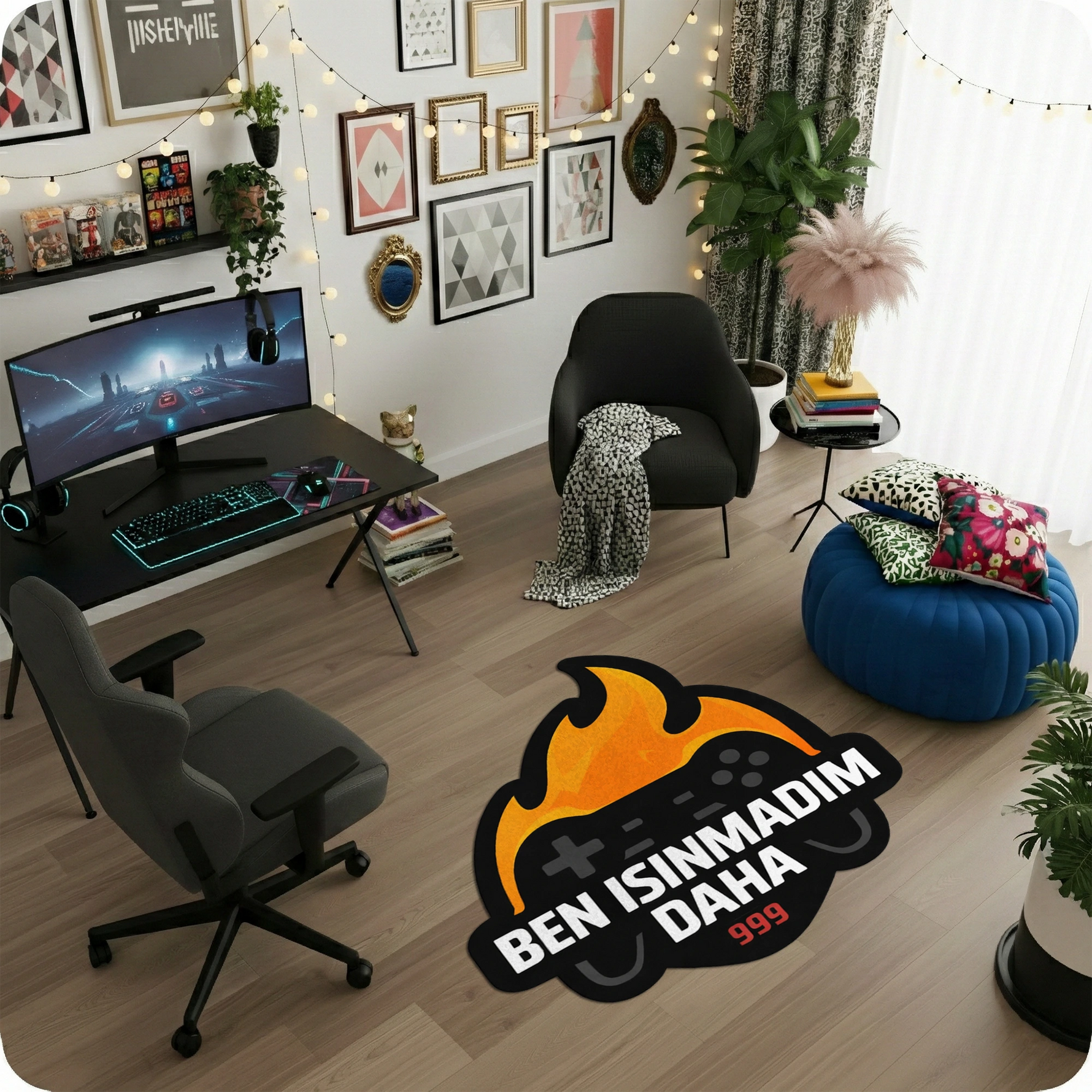 Oyun temalı modern genç odası halısı. Siyah gamepad silüetinin arkasından yükselen turuncu alevler ve üzerinde Türkçe "BEN ISINMADIM DAHA 999" yazısı bulunur. Özel kesim formuyla estetik bir gamer odası dekoru sağlayan kaymaz halı.