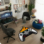 Gamepad figürlü tematik genç odası halısı. Alev görselleriyle süslenmiş konsol grafiğinin üzerinde beyaz harflerle Ben Isınmadım Daha yazısı bulunur. Siyah-beyaz renk düzeni ve konsol detaylarıyla oyun odası dekorasyonu için ideal.