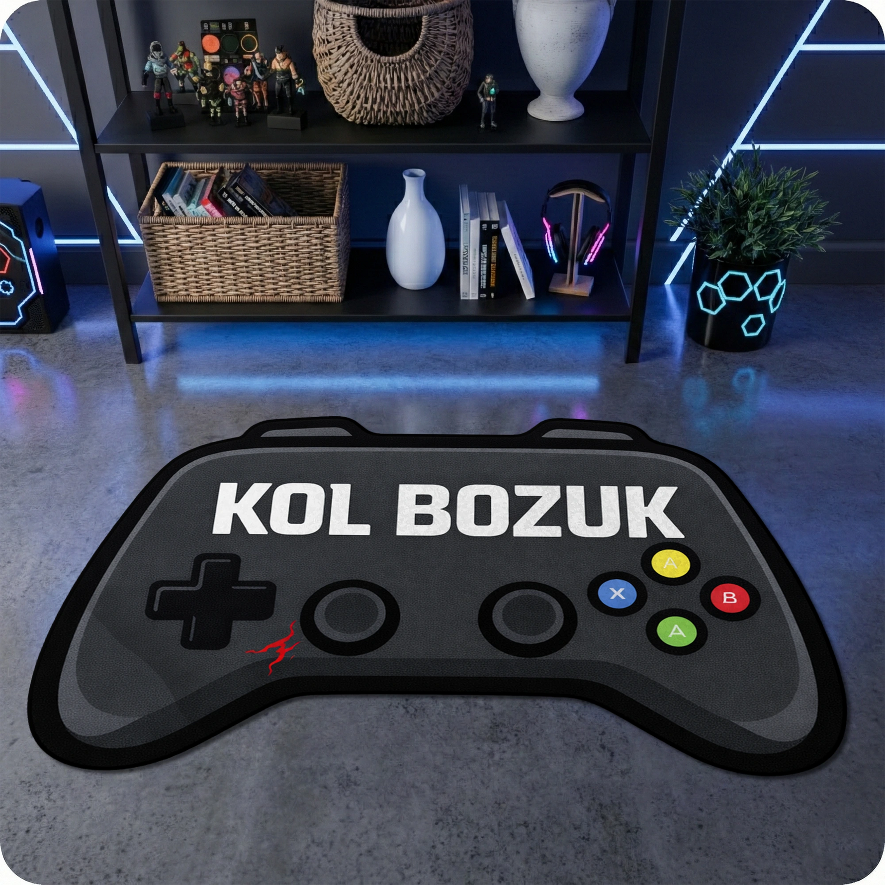 Oyun konsolu kumandası formunda tasarlanmış, üzerinde Türkçe "KOL BOZUK" ibaresi yer alan özel şekilli siyah halı. Renkli tuş takımı detayları ve mizahi tasarımıyla gamer odaları için üretilmiş, estetik ve kaymaz tabanlı dekorasyon ürünü.