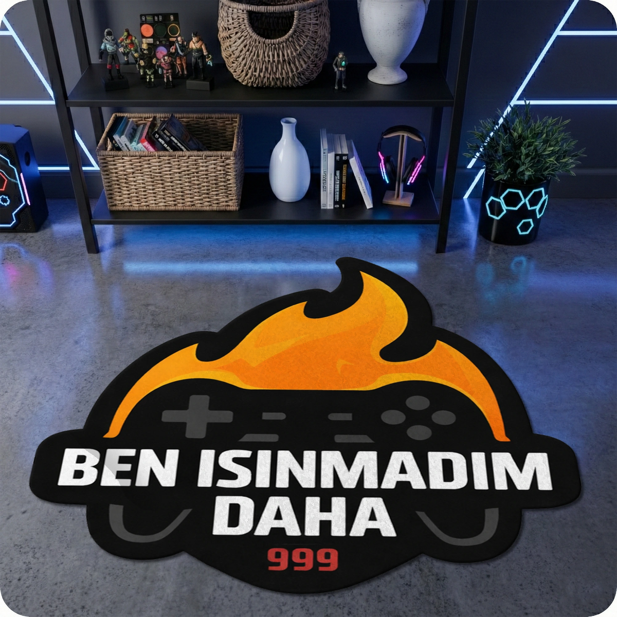 Özel kesim alevli gamepad tasarımlı siyah oyuncu halısı. Halının üzerinde beyaz harflerle "BEN ISINMADIM DAHA" yazısı ve hemen altında kırmızı renkte "999" sayısı yer alır. Gamer odaları için modern ve estetik kaymaz tabanlı tematik dekorasyon ürünü.