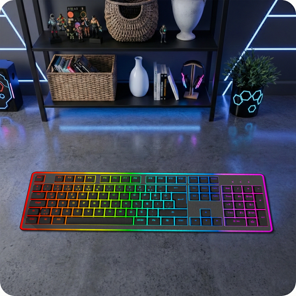 Futuristik ve modern grafik estetiğinde tasarlanmış dekoratif halı, bilgisayar klavyesi formunda uzun yatay bir kompozisyona sahiptir. Siyah zemin üzerinde simetrik tuş dizilimi bulunur ve RGB neon renk geçişleri kırmızı, turuncu, sarı, yeşil, mavi ve mor tonlarıyla güçlü bir teknoloji temalı grafik tasarım oluşturur.