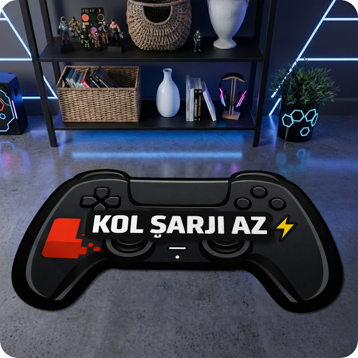 Oyun konsolu şeklinde özel kesim dijital baskılı halı. Siyah renkli gamepad tasarımı üzerinde beyaz harflerle Kol Şarji Az yazısı, kırmızı düşük batarya simgesi ve sarı şimşek figürü yer alıyor. Genç odası ve oyun odası için dekoratif kaymaz taban halı.