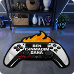 Özel şekilli oyuncu halısı. Siyah ve beyaz bir gamepad figürünün arkasından çıkan alevler ve üzerinde Ben Isınmadım Daha yazısı ile dinamik bir tasarım sunar. Kaymaz tabanlı, dijital baskılı, mizahi ve tematik ev tekstil ürünü.