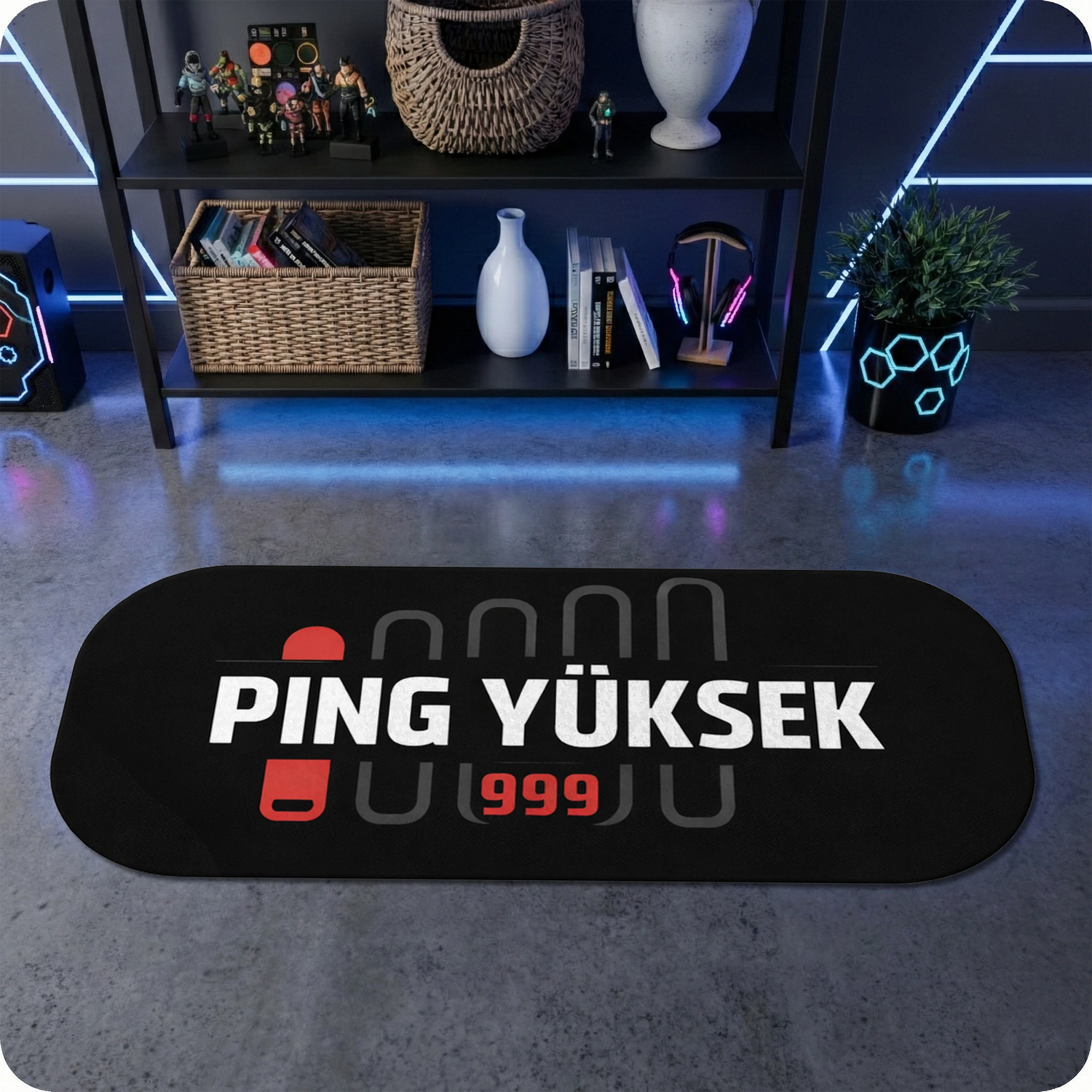 Oyun tutkunlarına özel PİNG YÜKSEK yazılı dekoratif paspas halı. Siyah yüzeyde net beyaz tipografi, kırmızı gecikme süresi (999) detayı ve gri grafik öğeleriyle oyun odası konseptine uygun, estetik ve kaymaz tabanlı iç mekan tekstili.