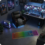 Minimal ve teknoloji temalı grafik tasarım halı, klavye formunda uzun dikdörtgen kompozisyon içerir. Siyah zemin üzerinde düzenli sıralanmış tuş şekilleri bulunur ve her tuş RGB neon renk geçişleriyle vurgulanır. Kırmızıdan mora uzanan canlı spektrum futuristik, modern ve illüstratif bir sanatsal halı tasarımı oluşturur.