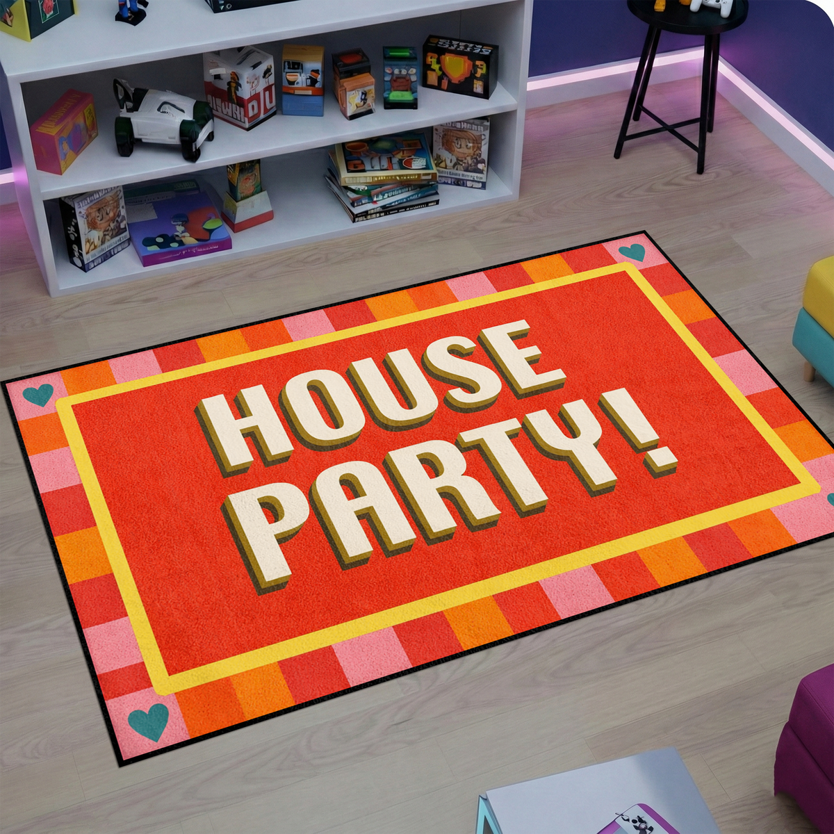 Modern ve pop-art temalı dekoratif halı tasarımı, merkezde dikkat çeken HOUSE PARTY yazısı ile öne çıkar. Canlı tonlar ve kontrast renkler ile enerjik ve dinamik bir görünüm oluşturur.