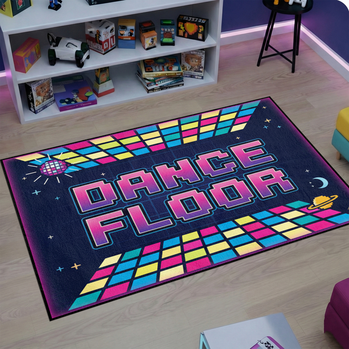 Modern ve retro temalı dekoratif halı tasarımı, merkezde öne çıkan DANCE FLOOR yazısı ile dikkat çeker. Neon renkler ve kontrast desenler ile dinamik ve eğlenceli bir görünüm oluşturur.