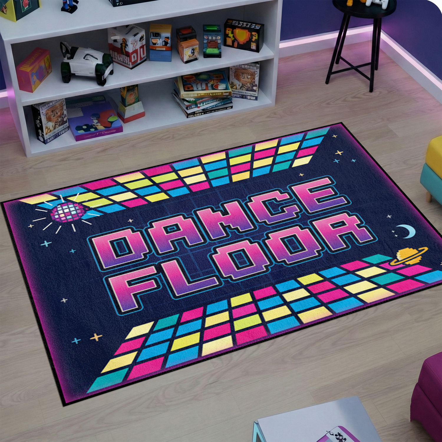 Modern ve retro temalı dekoratif halı tasarımı, merkezde öne çıkan DANCE FLOOR yazısı ile dikkat çeker. Neon renkler ve kontrast desenler ile dinamik ve eğlenceli bir görünüm oluşturur.