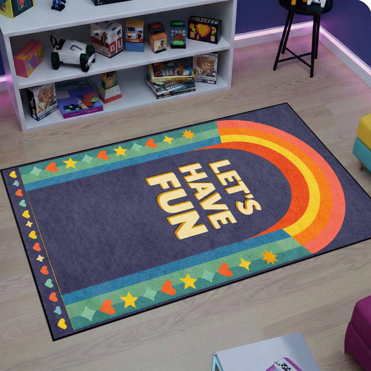 İllüstratif ve retro grafik estetiğine sahip modern tasarım halı, ortada büyük tipografik harflerle yazılmış “LET’S HAVE FUN” metni ile dikkat çeker. Koyu mavi zemin üzerinde çok renkli kemerli gökkuşağı motifi yer alır ve çevresinde yıldız, kalp ve geometrik şekillerden oluşan eğlenceli pop art bordür bulunur.