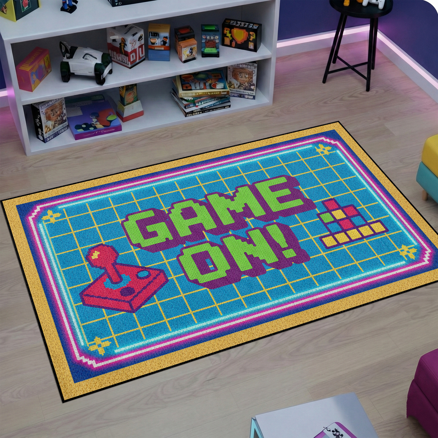 Retro oyun temalı dekoratif halı, merkezde GAME ON! yazısı ile dikkat çeker. Piksel stil joystick ve grid zemin detayları ile nostaljik ve enerjik bir tasarım sunar.