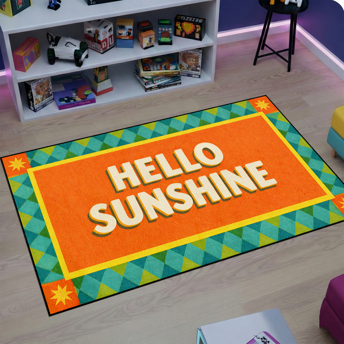 Modern ve renkli tasarıma sahip halı, ortada HELLO SUNSHINE yazısı içerir. Geometrik desenli çerçeve ve parlak tonlar ile dinamik ve eğlenceli bir kompozisyon oluşturur.