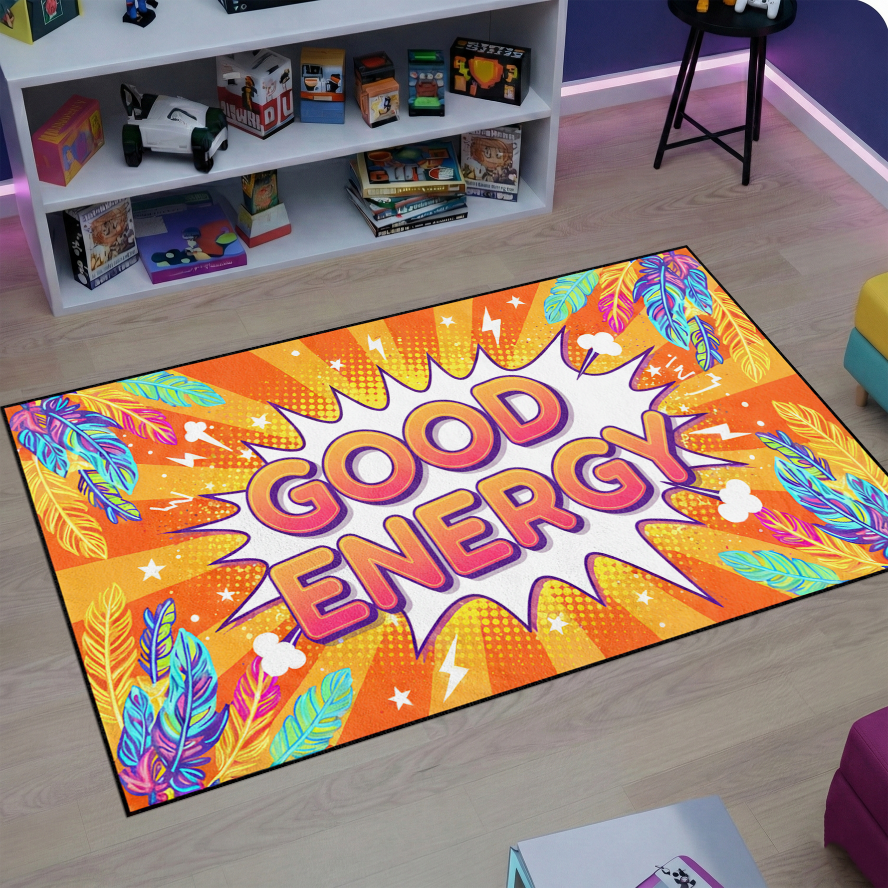 Canlı renk paletine sahip pop art ve illüstratif tarzda sanatsal halı tasarımı, merkezde çizgi roman estetiğini andıran patlama formu içinde büyük tipografik “GOOD ENERGY” yazısı ile dikkat çeker. Turuncu, sarı ve pembe tonlarının hakim olduğu zeminde yıldız, ışık çizgileri ve renkli yaprak motifleri bulunan grafik kompozisyon.