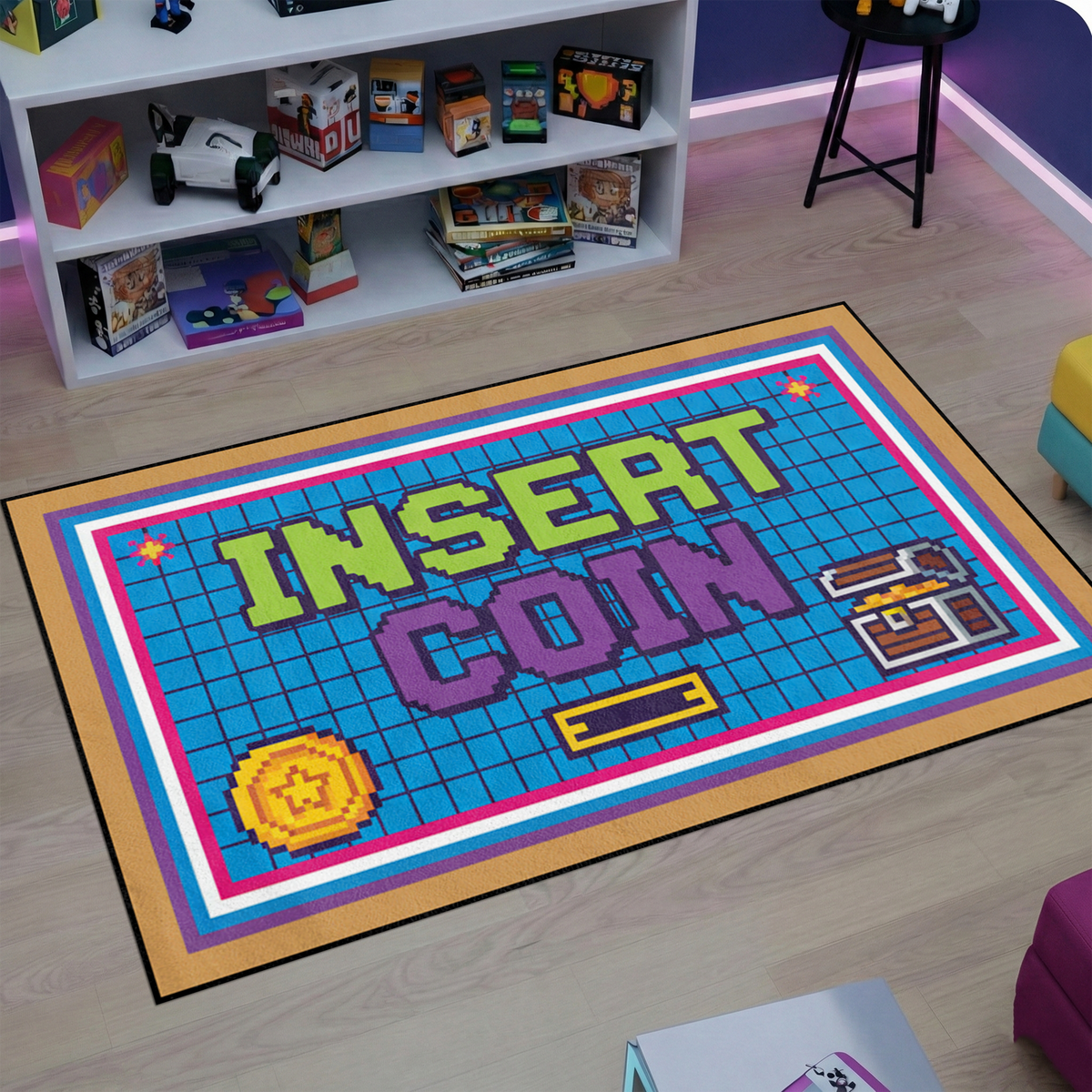 Eğlenceli ve grafik tasarıma sahip halı, merkezde INSERT COIN yazısı barındırır. Piksel ikonlar ve grid zemin ile retro oyun atmosferi oluşturur.