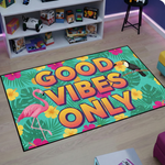Renkli ve eğlenceli tarzda hazırlanmış dekoratif halı, merkezde GOOD VIBES ONLY yazısı içerir. Tropikal yapraklar, flamingo ve kuş figürleri ile dikkat çekici ve dinamik bir kompozisyon oluşturur.