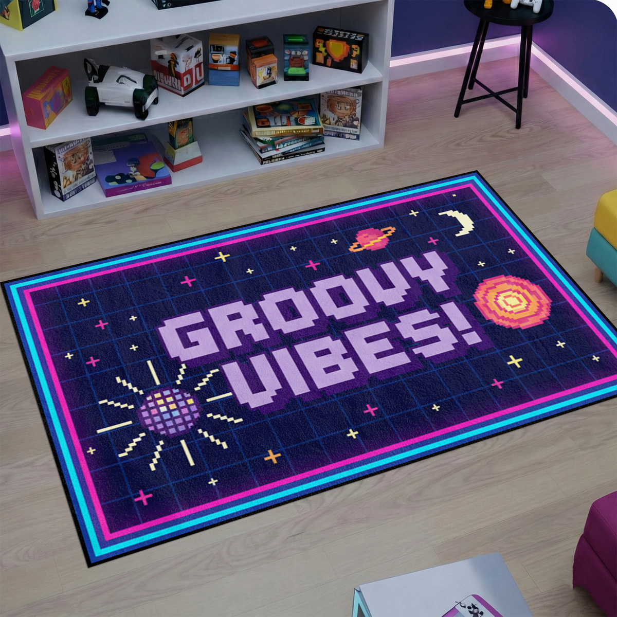 Modern ve retro temalı dekoratif halı tasarımı, merkezde öne çıkan GROOVY VIBES yazısı ile dikkat çeker. Neon renkler ve dinamik desenler ile enerjik ve eğlenceli bir görünüm oluşturur.