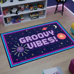 Modern ve retro temalı dekoratif halı tasarımı, merkezde öne çıkan GROOVY VIBES yazısı ile dikkat çeker. Neon renkler ve dinamik desenler ile enerjik ve eğlenceli bir görünüm oluşturur.