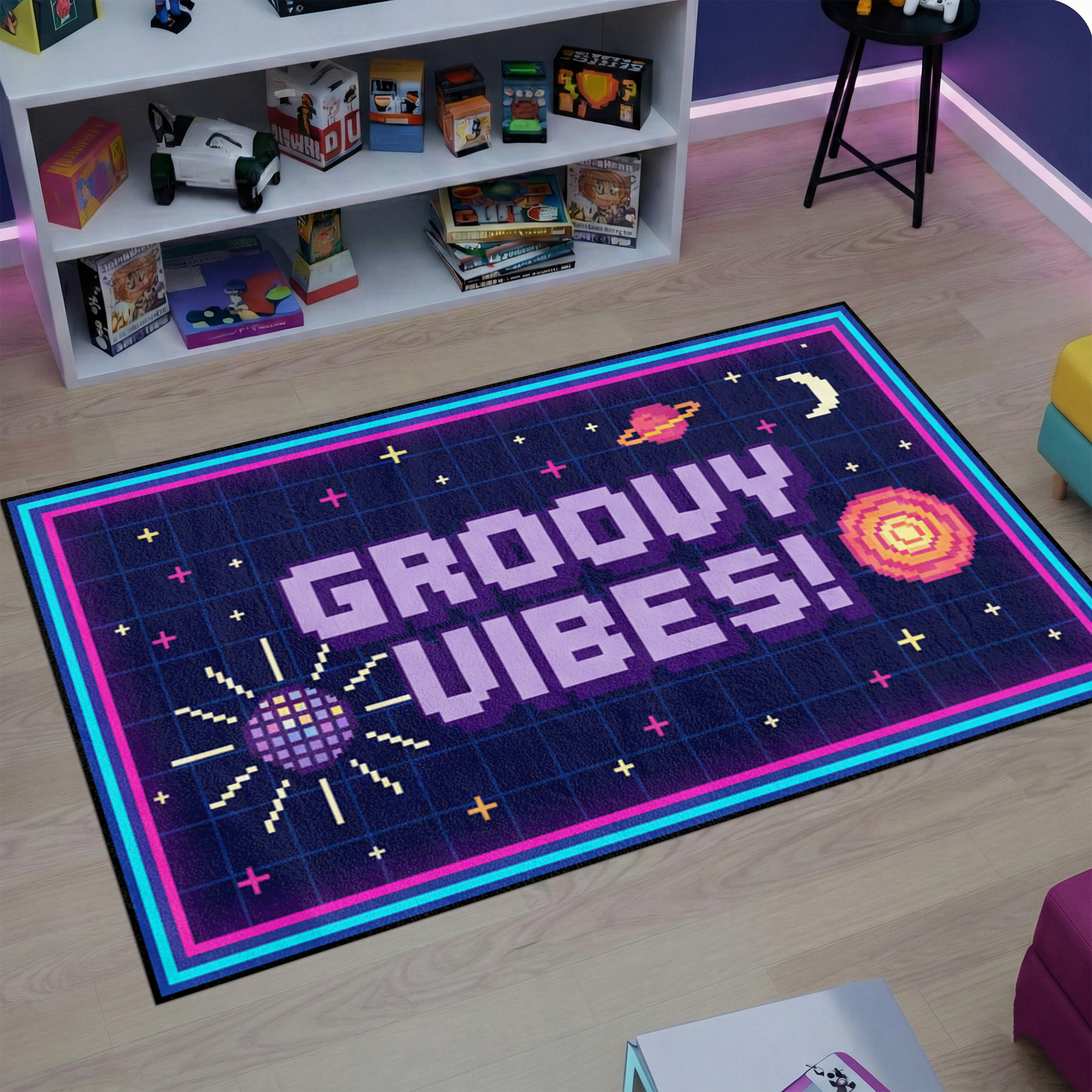 Modern ve retro temalı dekoratif halı tasarımı, merkezde öne çıkan GROOVY VIBES yazısı ile dikkat çeker. Neon renkler ve dinamik desenler ile enerjik ve eğlenceli bir görünüm oluşturur.