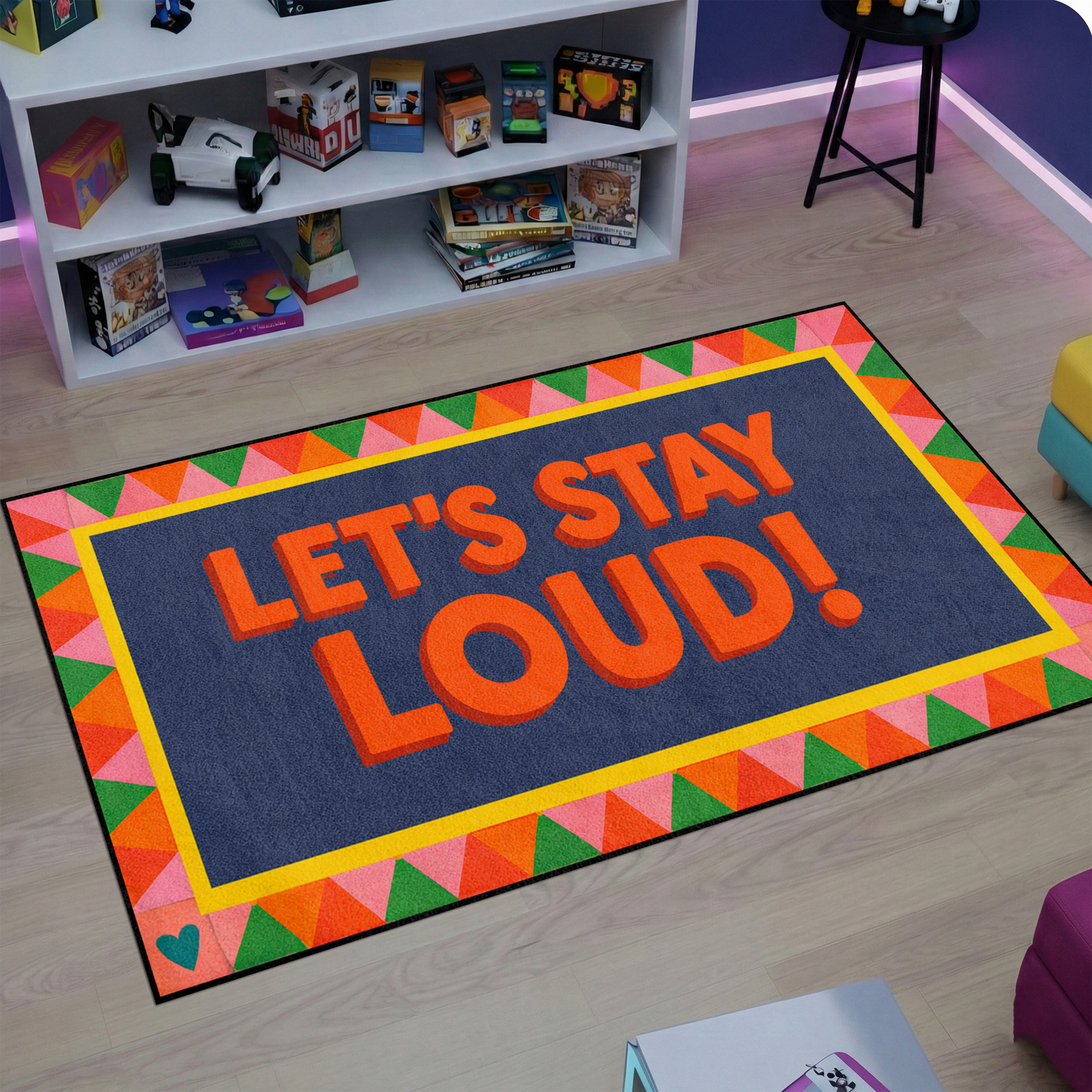 Grafik ve dinamik tarzda hazırlanmış dekoratif halı, ortada LET’S STAY LOUD! yazısı içerir. Renkli üçgen desenli çerçeve ve kontrast tonlar ile güçlü ve dikkat çekici bir kompozisyon oluşturur.