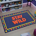 Modern ve grafik stil halı, ortada STAY WILD yazısı içerir. Renkli kalp ve yıldız motifli çerçeve ile canlı ve dikkat çekici bir kompozisyon oluşturur.