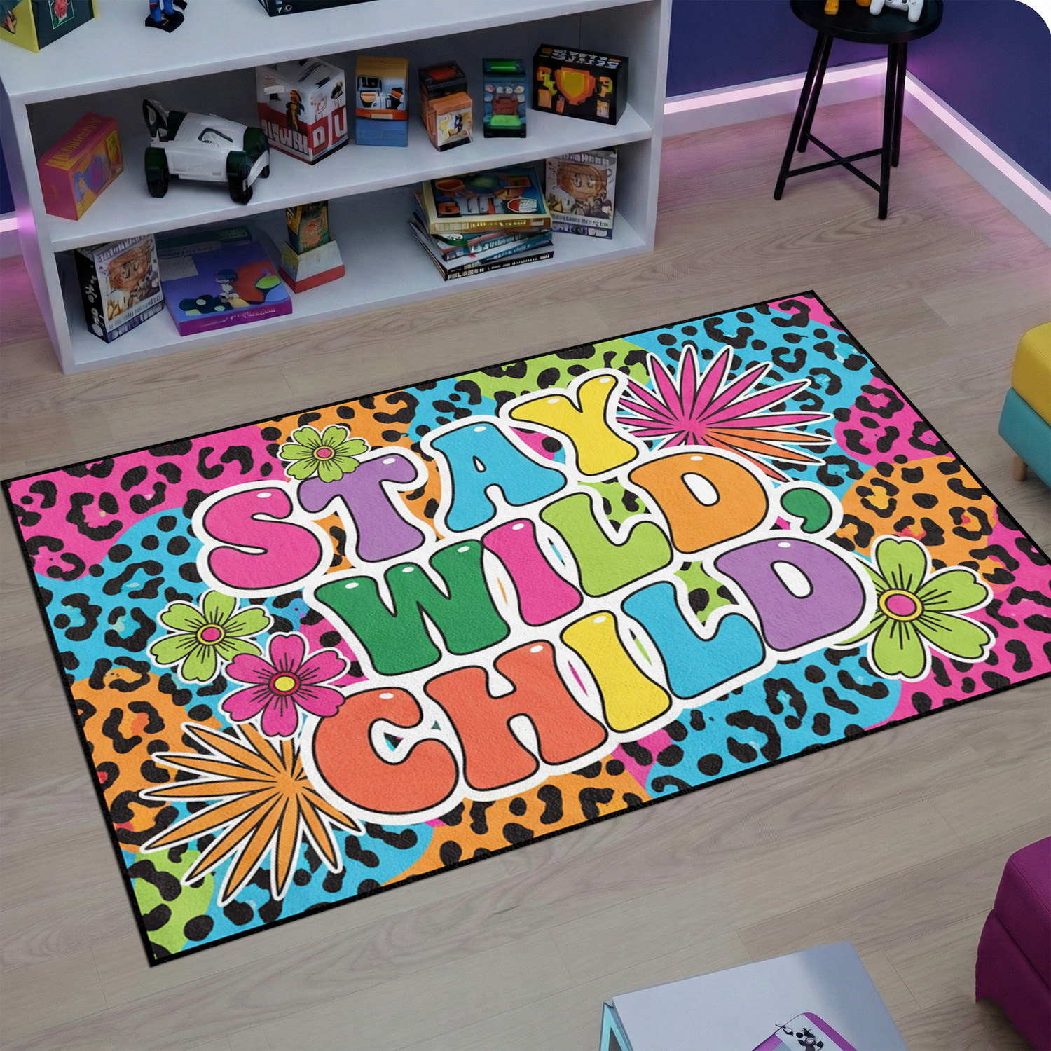 Retro pop art estetiğinde hazırlanmış sanatsal halı tasarımı, merkezde kalın ve eğlenceli tipografi ile oluşturulmuş “STAY WILD CHILD” yazısını barındırır. Arka planda çok renkli leopar desenli grafik yüzey bulunurken çevresinde stilize çiçek figürleri ve yıldız patlaması formlarıyla zenginleştirilmiş illüstratif kompozisyon yer alır.